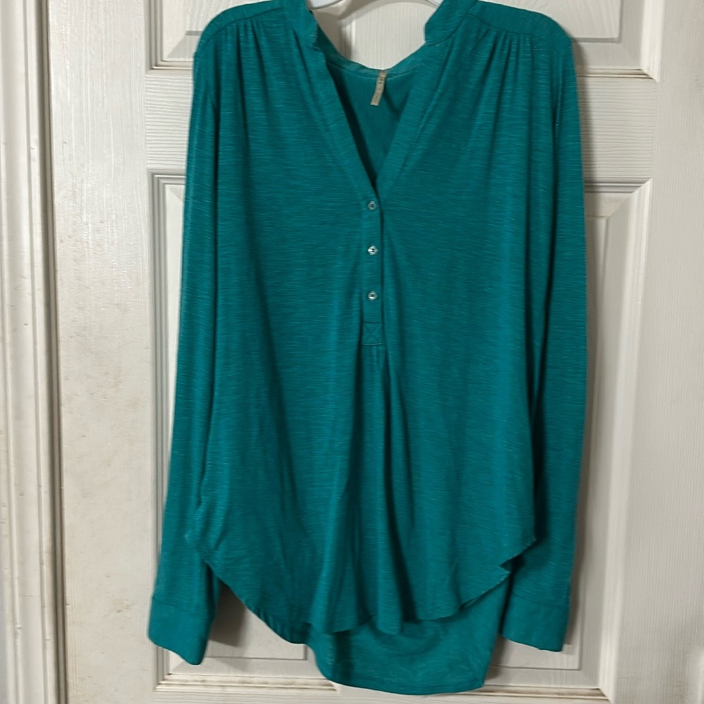 Nine 1 Eight teal long sleeve shirt size M
